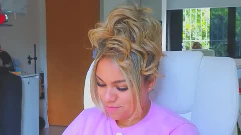 diosadeluniverso_ online show from February 12, 7:06 pm