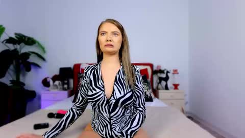 Chloe online show from November 24, 5:44 pm