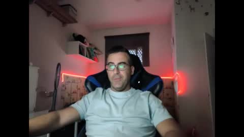 Snapshot of ditos_c chatting on December 9, 8:33 am ditos_c online show from December 9, 8:33 am