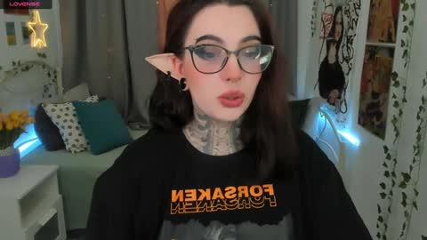 dixipixi_ online show from February 2, 5:32 am