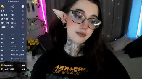 dixipixi_ online show from October 25, 7:19 am