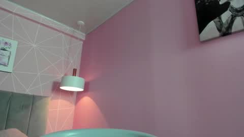 Snapshot of dolly_zoe chatting on February 25, 4:24 am Call me Zoe  online show from February 25, 4:24 am