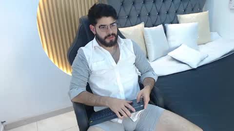 domboy  online show from May 23, 8:27 pm