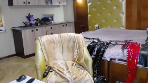 domcaprisse online show from April 12, 9:57 am