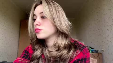 Mia online show from April 29, 9:03 am