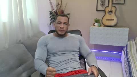 dominic_hulk1 online show from October 23, 5:03 pm