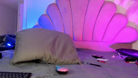 dominique online show from March 18, 9:53 pm