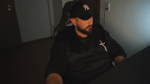 donchriiis online show from February 3, 1:24 am