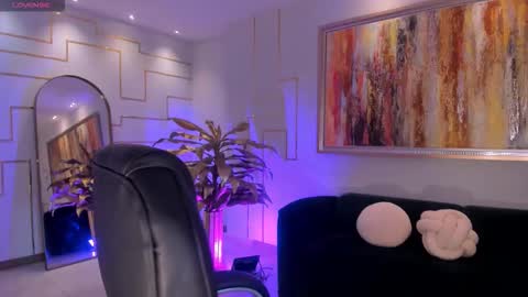  Donna Stonne  online show from November 9, 4:05 am