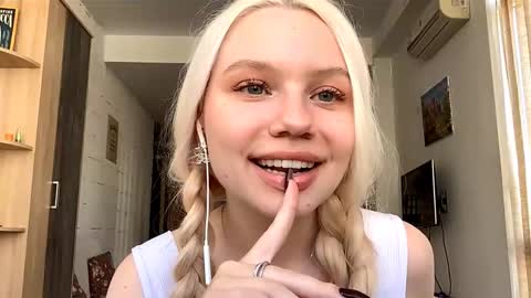 Stella online show from October 17, 11:25 am