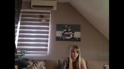 A girl online show from February 17, 7:58 am