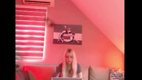 A girl online show from October 10, 7:25 am