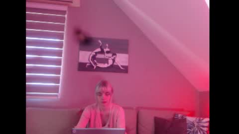 A girl online show from September 19, 7:23 am