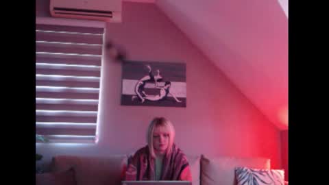 A girl online show from October 27, 8:03 am