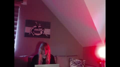 A girl online show from December 3, 11:07 am