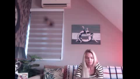 A girl online show from November 28, 8:43 am