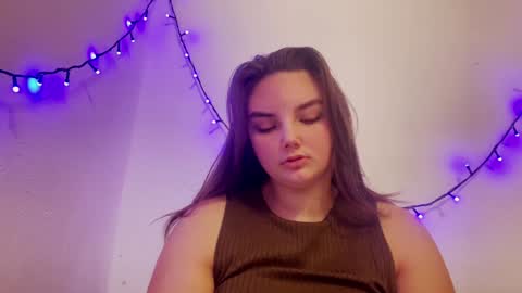 Snapshot of dreamyblushfairy chatting on December 5, 7:21 am Mila online show from December 5, 7:21 am