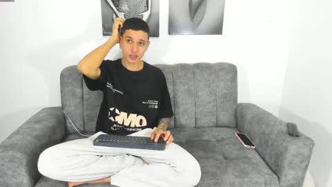 Nicolle y Julian online show from May 28, 2:09 am