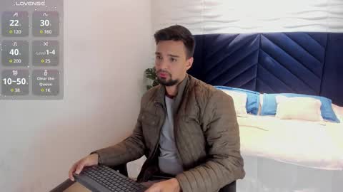 Snapshot of edward_maxx chatting on February 14, 3:33 am Eduardo online show from February 14, 3:33 am