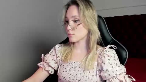 elaravoltage online show from March 17, 11:15 am