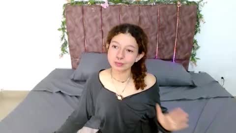 Snapshot of elarose723 chatting on October 10, 2:12 pm elarose723 online show from October 10, 2:12 pm