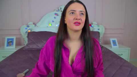 ElinaBellucci online show from February 18, 4:34 am