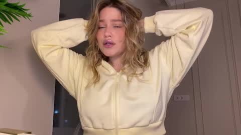 Stephanie online show from April 3, 9:33 pm