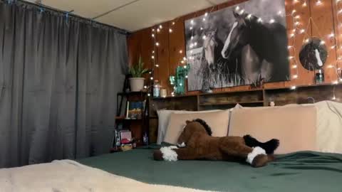 Ella online show from June 3, 2:33 pm
