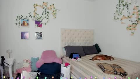 ELLA online show from December 5, 9:30 am