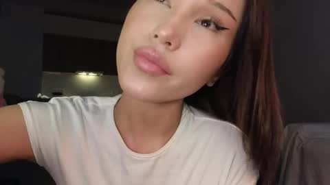 Lee online show from April 21, 2:37 am