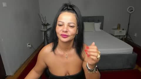 Ella online show from November 7, 5:15 pm