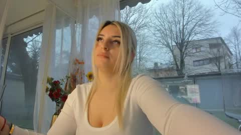 ella_vee online show from March 31, 4:35 am