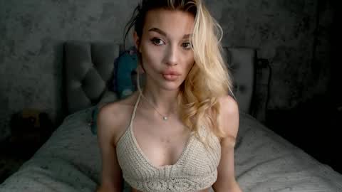 ellamilla online show from May 12, 4:05 pm
