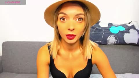 Snapshot of ellen_flow chatting on October 21, 10:24 pm ellen_flow online show from October 21, 10:24 pm