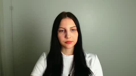 ellie_esmi online show from May 20, 12:11 pm