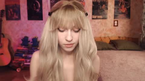 Snapshot of ellie_friendly chatting on March 9, 12:10 am ellie_friendly online show from March 9, 12:10 am