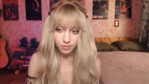 Snapshot of ellie_friendly chatting on February 20, 12:15 pm ellie_friendly online show from February 20, 12:15 pm