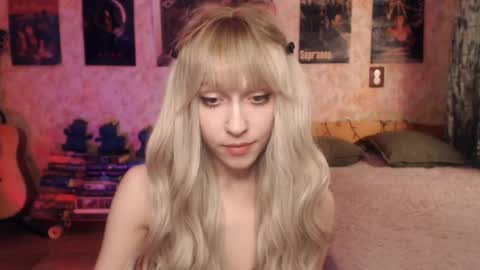Snapshot of ellie_friendly chatting on January 31, 12:18 pm ellie_friendly online show from January 31, 12:18 pm