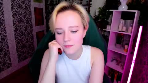 Ellie online show from December 15, 8:21 am