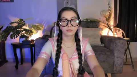 elliedream_ online show from June 15, 1:36 pm
