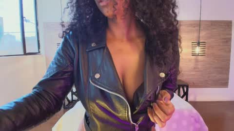 elliee_alves online show from April 7, 5:37 pm