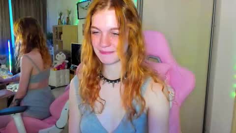 Snapshot of elly_milas chatting on October 4, 7:28 am Elly     Fansly  online show from October 4, 7:28 am