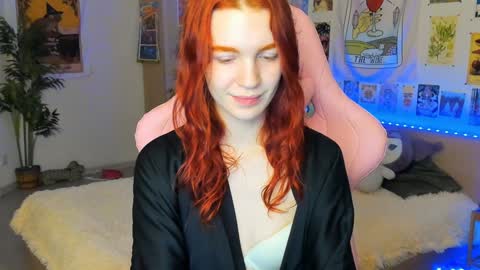 Snapshot of elly_milas chatting on December 10, 5:39 am Elly     Fansly  online show from December 10, 5:39 am