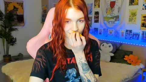 Snapshot of elly_milas chatting on December 13, 5:49 am Elly     Fansly  online show from December 13, 5:49 am