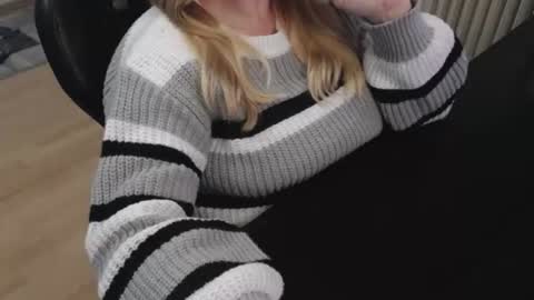 Elly online show from October 24, 7:03 pm