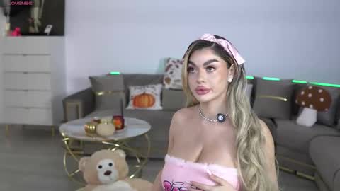 Elly online show from November 6, 12:30 pm