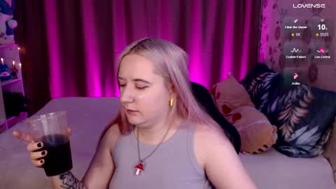 Snapshot of elovinora chatting on December 17, 8:10 pm Ela give me a thumbs up if you like it  and this is important for the development of the account online show from December 17, 8:10 pm