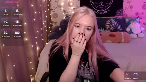 Snapshot of elovinora chatting on December 1, 11:18 pm Ela give me a thumbs up if you like it  and this is important for the development of the account online show from December 1, 11:18 pm