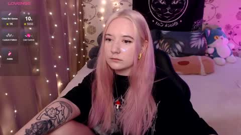 Snapshot of elovinora chatting on December 2, 6:49 pm Ela give me a thumbs up if you like it  and this is important for the development of the account online show from December 2, 6:49 pm