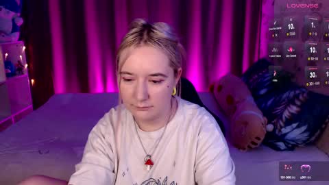 Snapshot of elovinora chatting on December 28, 10:02 pm Ela give me a thumbs up if you like it  and this is important for the development of the account online show from December 28, 10:02 pm